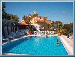 Vista della piscina e del piccolo Bar dell' Hotel La Luna - Ischia 